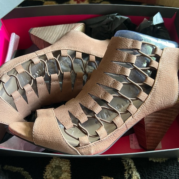 Vince Camuto sandals - Picture 3 of 6